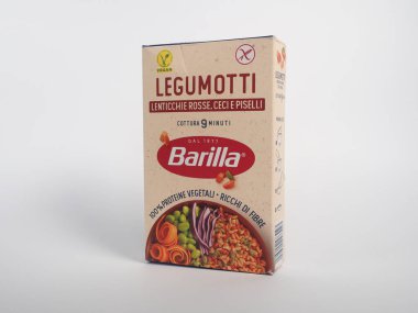 PARMA, ITALY - 05 Temmuz 2025: Kırmızı mercimek ve bezelyeli Barilla legumes makarna paketi