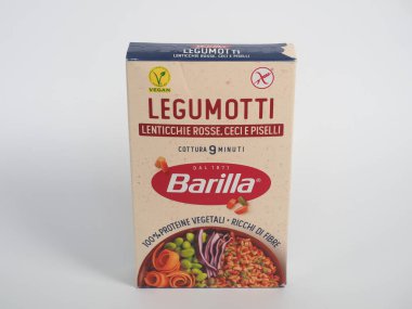 PARMA, ITALY - 05 Temmuz 2025: Kırmızı mercimek ve bezelyeli Barilla legumes makarna paketi