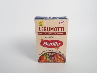 PARMA, ITALY - 05 Temmuz 2025: Kırmızı mercimek ve bezelyeli Barilla legumes makarna paketi