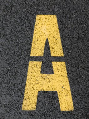 Asfalt üzerinde sarı bir şablon işareti.