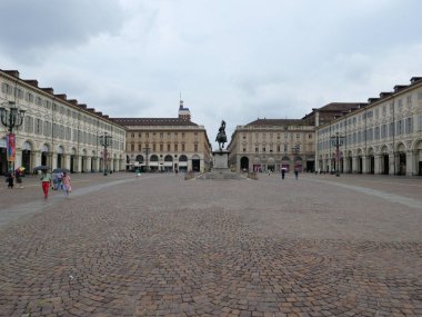 TURIN, İTALYA - 20 AĞUSTOS 2025 Piazza San Carlo Meydanı