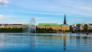 Alster Çeşmede Binnenalster'de ofis binası (anlam iç Alster Gölü) Hamburg, Almanya