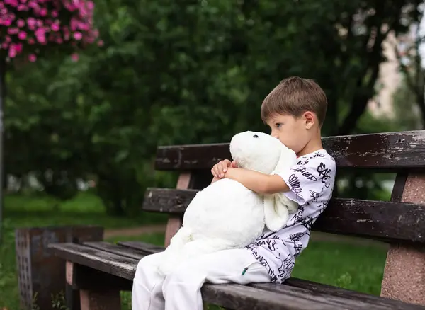 Молодий Хлопчик Обіймає Свого Іграшкового Кролика Сидить Лавці Парку Ліцензійні Стокові Зображення