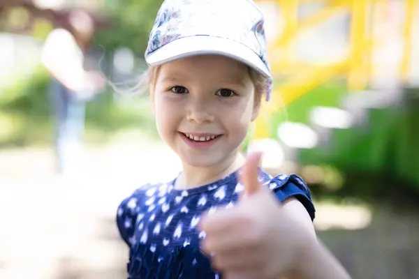 Szczęśliwy Młoda Dziewczyna Pokazując Kciuk Górę Zewnątrz Obrazek Stockowy