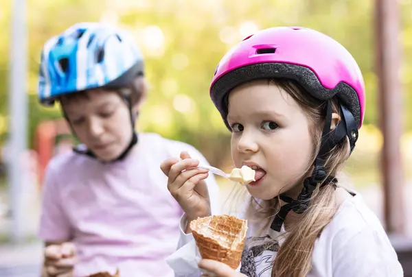 Νεαρό Κορίτσι Και Αγόρι Τρώει Παγωτό Και Φοράει Κράνη Στην Φωτογραφία Αρχείου