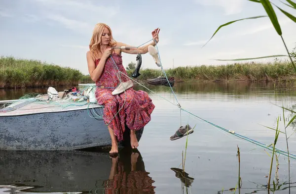 Krásná Mladá Žena Sedí Okraji Staré Lodi Vytáhnout Vodní Rybářské Royalty Free Stock Obrázky