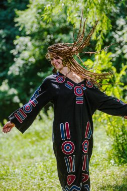 Muhteşem yeşil ve kırmızı sulu bitki. Açık havada yetişen dayanıklı bitkiler. Sıcak iklim, tropikal bitki. Kireç yeşili kırmızıyla karıncalanmış. Egzotik bitkilerle dolu bir Avrupa bahçesi.