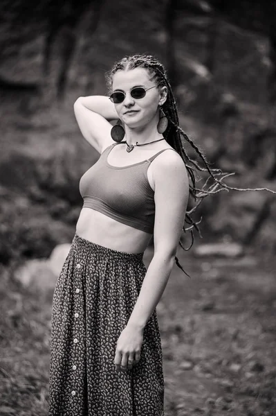 Mooi Meisje Met Dreadlocks Gekleed Hippie Stijl Poses Buiten — Stockfoto
