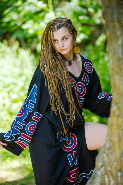 Hermosa Chica Con Rastas Estilo Hippie Vestido Posa Aire Libre —  Fotos de Stock