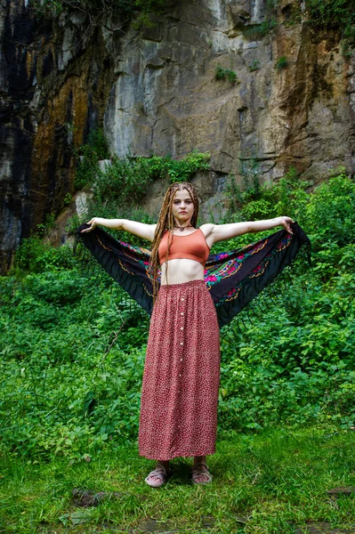 Schöne Mädchen Mit Dreadlocks Hippie Stil Gekleidet Posiert Freien — Stockfoto