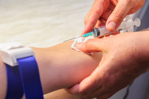 Médecin Faisant Une Ingection Vaccinale Isolé Sur Blanc Médecine Concept — Photo