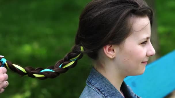 Ukrayna Nın Mavi Sarı Bayrağındaki Geleneksel Ukrayna Çelenklerinde Anne Kızı — Stok video