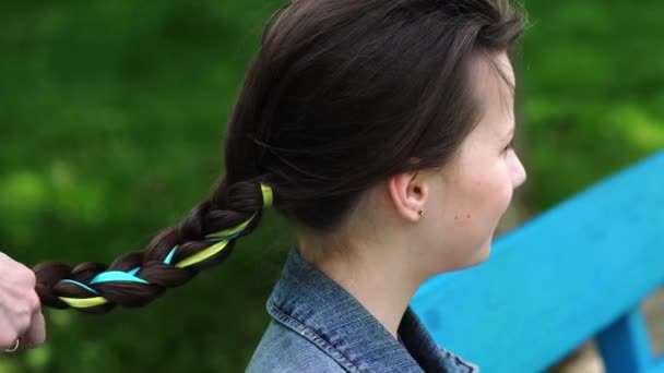 Madre Figlia Nelle Tradizionali Ghirlande Ucraine Bandiera Blu Gialla Dell — Video Stock
