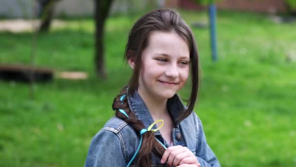 Madre Figlia Nelle Tradizionali Ghirlande Ucraine Bandiera Blu Gialla Dell — Video Stock