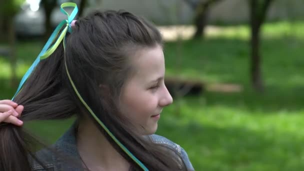 Ukrayna Nın Mavi Sarı Bayrağındaki Geleneksel Ukrayna Çelenklerinde Anne Kızı — Stok video