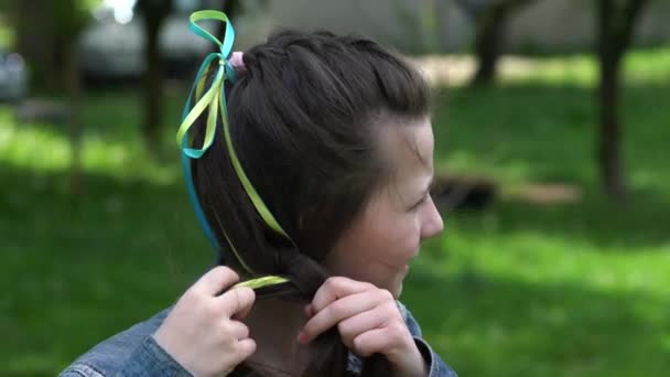 Moeder Dochter Traditionele Oekraïense Kransen Blauwe Gele Vlag Van Oekraïne — Stockvideo