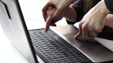 Bilgisayar klavyesindeki çocuğun elleri. Kapat.