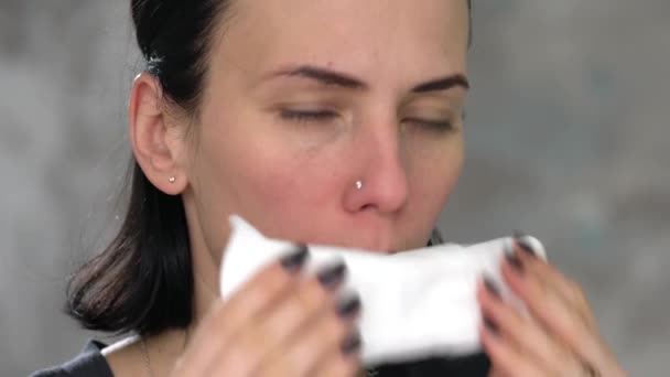 Στούντιο Γκρο Πλαν Πορτρέτο Του Γιανγκ Ουκρανική Γυναίκα Sneezing — Αρχείο Βίντεο