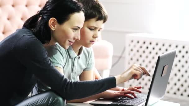 Mutter Und Sohn Besuchen Eine Online Schule Sitzen Einem Laptop — Stockvideo