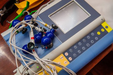 Doktor, hastayı muayene ederek, sonuçları sunarak ve tedavi yöntemini önererek kontrol ediyor.,