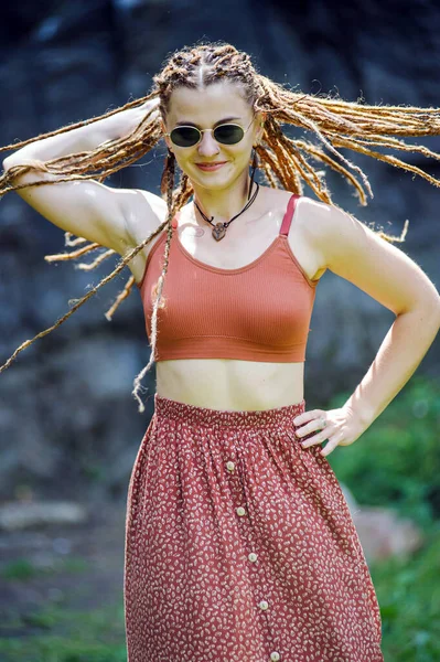 Vacker Flicka Med Dreadlocks Klädd Hippie Stil Poser Utomhus — Stockfoto
