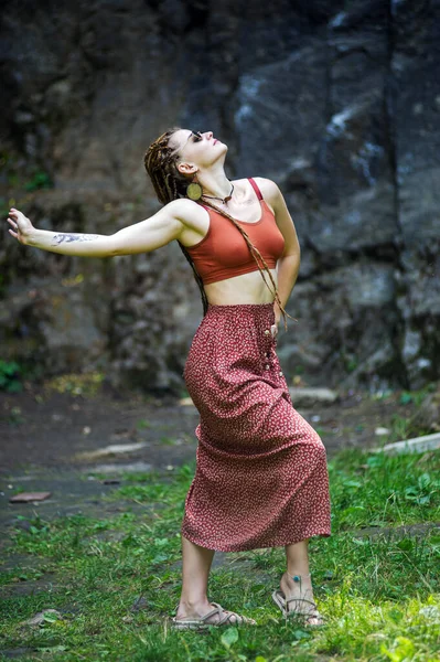 Krásná Dívka Dredy Oblečený Hippie Styl Pózuje Venku — Stock fotografie