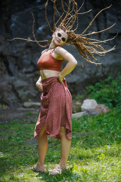 Menina Bonita Com Dreadlocks Estilo Hippie Vestido Poses Livre — Fotografia de Stock