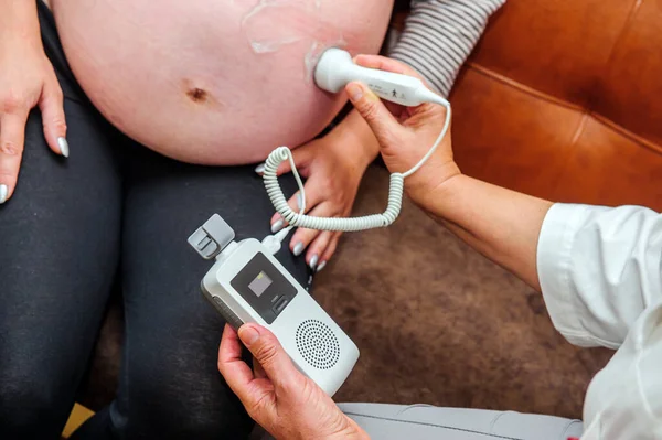 Mujer Embarazada Que Recibe Ultrasonido Del Médico — Foto de Stock