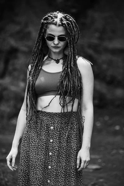 Rastalı Güzel Bir Kız Hippi Tarzı Giyinmiş Dışarıda Poz Veriyor — Stok fotoğraf