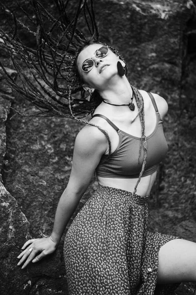 Rastalı Güzel Bir Kız Hippi Tarzı Giyinmiş Dışarıda Poz Veriyor — Stok fotoğraf