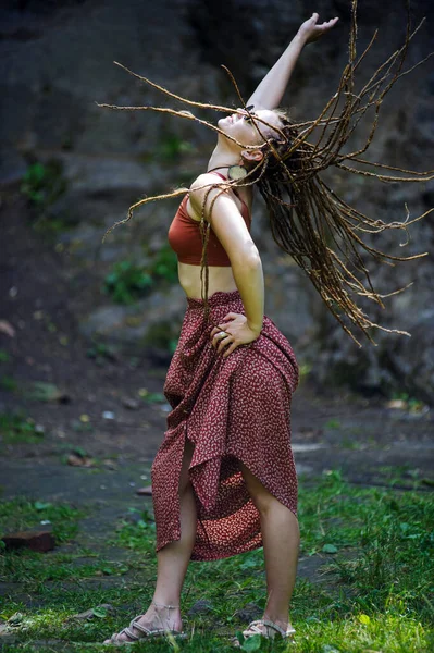 Menina Bonita Com Dreadlocks Estilo Hippie Vestido Poses Livre — Fotografia de Stock