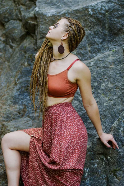 Hermosa Chica Con Rastas Estilo Hippie Vestido Posa Aire Libre — Foto de Stock