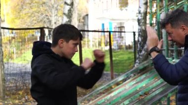 Baba ve oğul, oyun sahasında uygun bir eğitim.