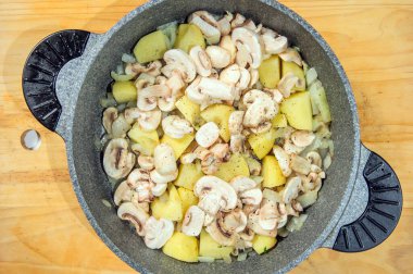 Çiğ malzemeler. Pişirilmeye hazır. Çiğ yahni tarifi, Avrupa mutfağı, mantar garnitürü, küçük soğan ve....