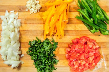 Çiğ malzemeler. Pişirilmeye hazır. Çiğ yahni tarifi, Avrupa mutfağı, mantar garnitürü, küçük soğan ve....