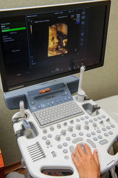Szakorvosok Közelében Ultrahang Gép Kórházi Osztályon Stock Kép