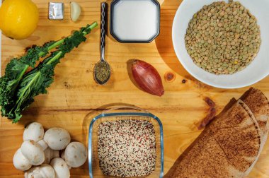 Çiğ malzemeler. Pişirilmeye hazır. Tavuk güveci, Avrupa mutfağı, mantar, küçük soğan ve diğer şeylerle pişirilmiş yemek tarifi..