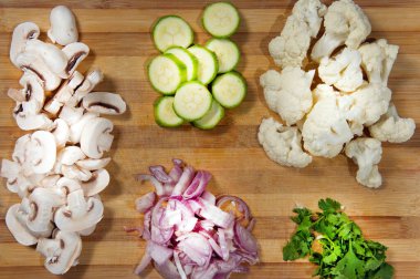 Çiğ malzemeler. Pişirilmeye hazır. Tavuk güveci, Avrupa mutfağı, mantar, küçük soğan ve diğer şeylerle pişirilmiş yemek tarifi..