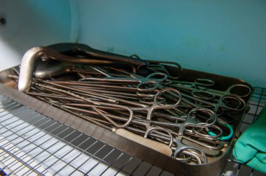 Bir araç kümesi, jinekolojik muayene için. Araç kitleri yığılmış ve sterilizasyon için hazırlanan.