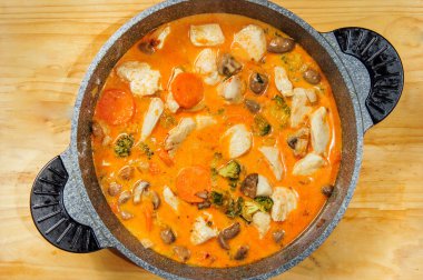 Brokolili fırında tavuk, krem soslu çedar peyniri masanın üzerindeki fırın tabağında yakın plan. Yukarıdan yatay üst görünüm