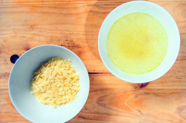 Çiğ malzemeler. Pişirilmeye hazır. Çiğ yahni tarifi, Avrupa mutfağı, mantar garnitürü, küçük soğan ve....