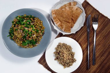 Çiğ malzemeler. Pişirilmeye hazır. Çiğ yahni tarifi, Avrupa mutfağı, mantar garnitürü, küçük soğan ve....