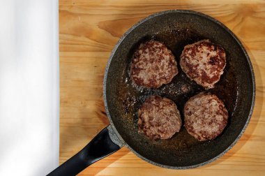 Şef mutfakta köfte yapıyor.