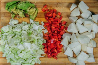 Çiğ malzemeler. Pişirilmeye hazır. Tavuk güveci, Avrupa mutfağı, mantar, küçük soğan ve diğer şeylerle pişirilmiş yemek tarifi..