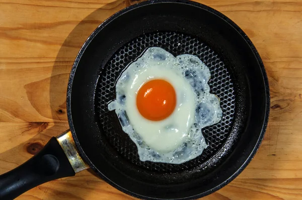 Готовить Яичницу Завтрак Другое Яйцо Загоняют Кастрюлю Жареных Яиц — стоковое фото