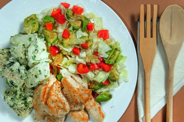 鶏の胸肉とポテトサラダ — ストック写真