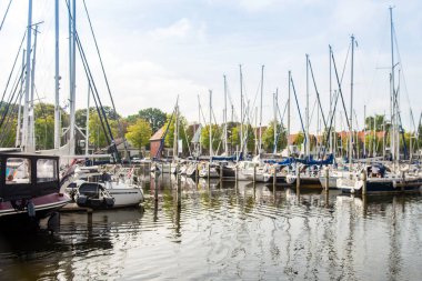 Limanda demirlemiş yelkenli yatlar ve balıkçı tekneleri.