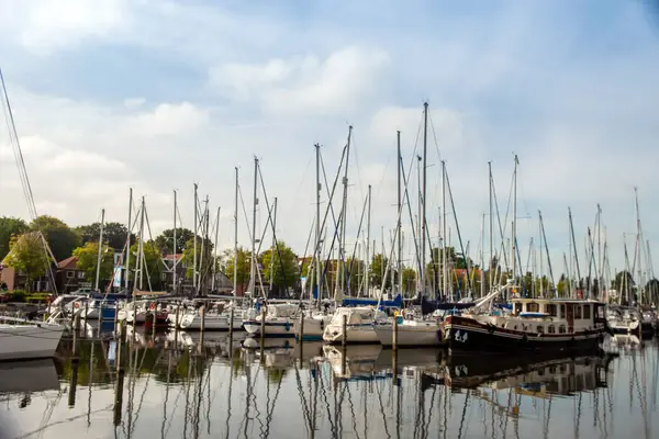 Limanda demirlemiş yelkenli yatlar ve balıkçı tekneleri.
