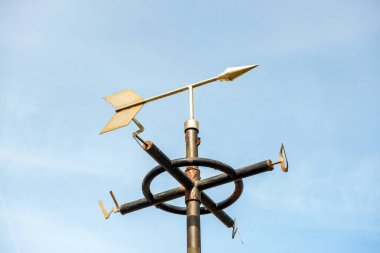 parlak mavi gökyüzü karşı beyaz weathervane