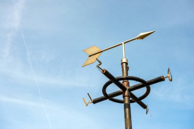 parlak mavi gökyüzü karşı beyaz weathervane